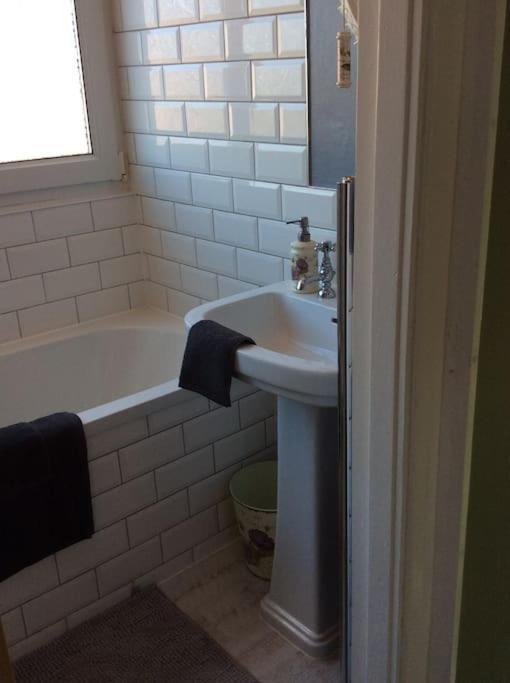 Lovely Semi-Beach 2X Pubs -5 Min Walk-Pets Welcome-Parking-Garden Scalby  Exteriör bild